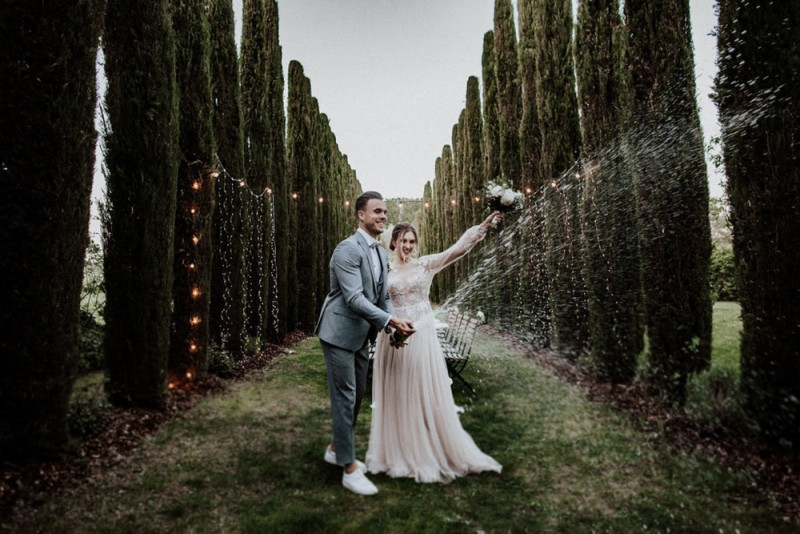 Eine galmouröse Greenery Hochzeit mit toskanischem Flair auf einem Weingut in der Pfalz