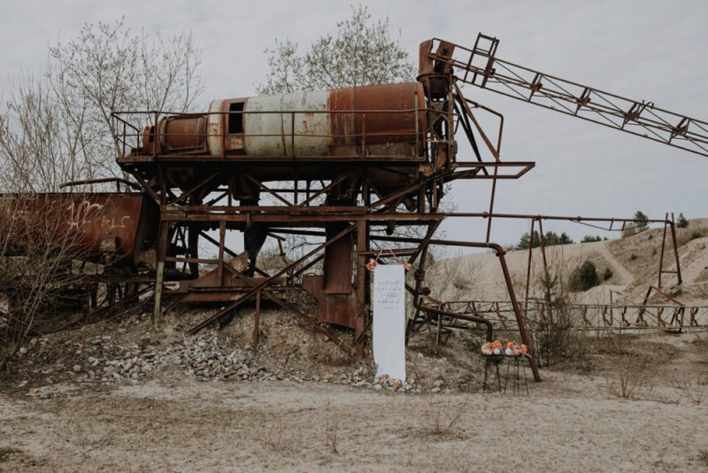 Eine Industrial Bohohochzeit in einer Kiesgrube in Rot- und Orangetönen