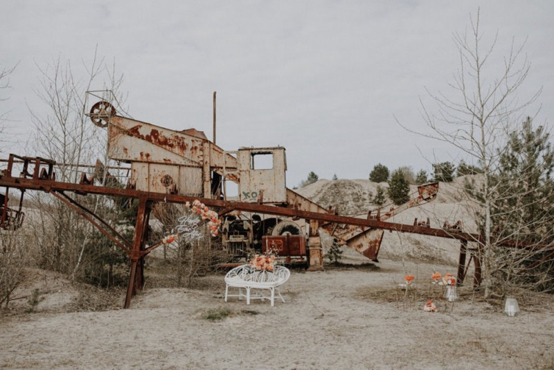 Eine Industrial Bohohochzeit in einer Kiesgrube in Rot- und Orangetönen