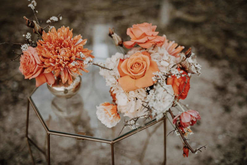 Eine Industrial Bohohochzeit in einer Kiesgrube in Rot- und Orangetönen