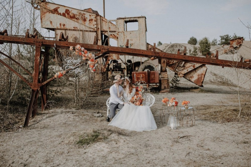 Eine Industrial Bohohochzeit in einer Kiesgrube in Rot- und Orangetönen