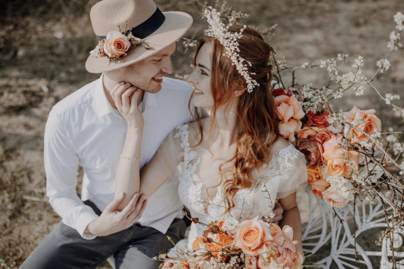Eine Industrial Bohohochzeit in einer Kiesgrube in Rot- und Orangetönen