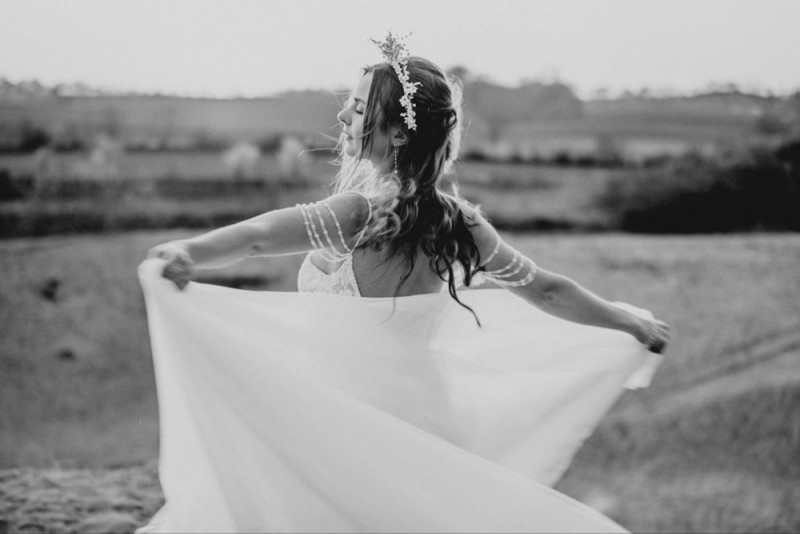 Eine Industrial Bohohochzeit in einer Kiesgrube in Rot- und Orangetönen