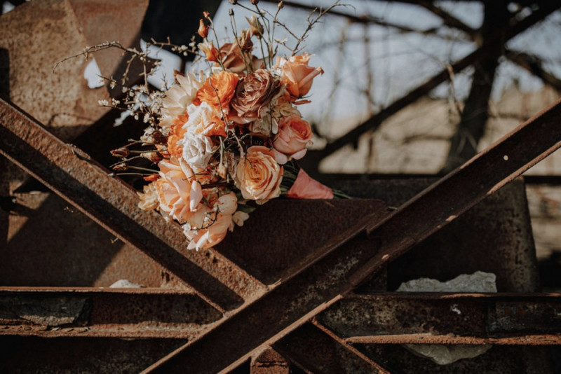 Eine Industrial Bohohochzeit in einer Kiesgrube in Rot- und Orangetönen