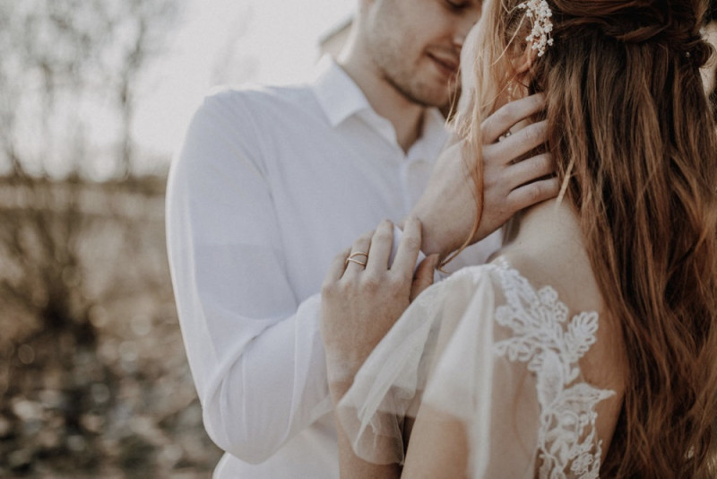 Eine Industrial Bohohochzeit in einer Kiesgrube in Rot- und Orangetönen