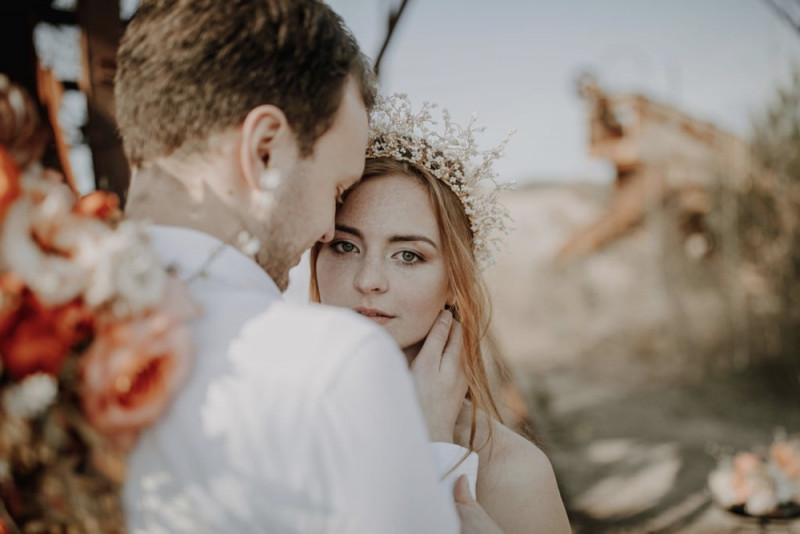 Eine Industrial Bohohochzeit in einer Kiesgrube in Rot- und Orangetönen