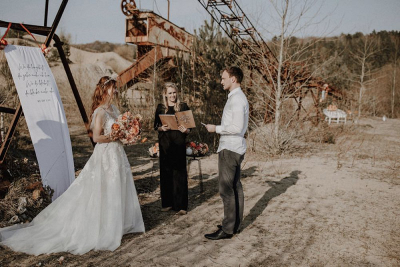 Eine Industrial Bohohochzeit in einer Kiesgrube in Rot- und Orangetönen