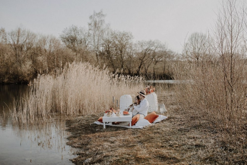 Eine Industrial Bohohochzeit in einer Kiesgrube in Rot- und Orangetönen