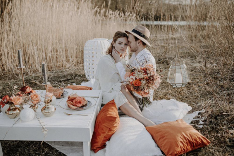 Eine Industrial Bohohochzeit in einer Kiesgrube in Rot- und Orangetönen