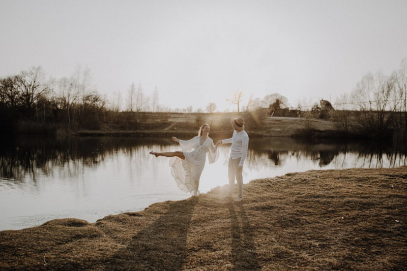 Eine Industrial Bohohochzeit in einer Kiesgrube in Rot- und Orangetönen