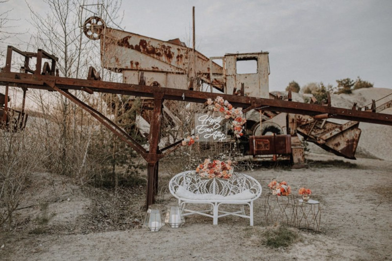 Eine Industrial Bohohochzeit in einer Kiesgrube in Rot- und Orangetönen