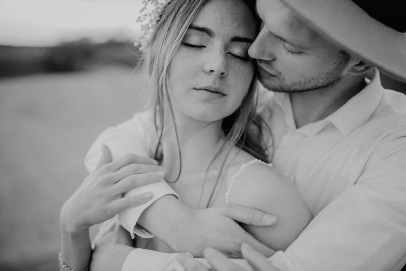 Eine Industrial Bohohochzeit in einer Kiesgrube in Rot- und Orangetönen