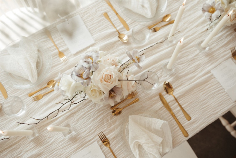 Simple Eleganz trifft bei dieser Hochzeit auf gekonnten Minimalismus und zartem Weiß und Creme