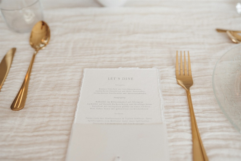 Simple Eleganz trifft bei dieser Hochzeit auf gekonnten Minimalismus und zartem Weiß und Creme Minimalistische Hochzeit