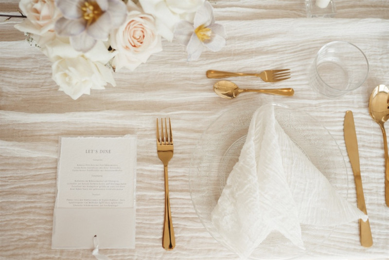 Simple Eleganz trifft bei dieser Hochzeit auf gekonnten Minimalismus und zartem Weiß und Creme Minimalistische Hochzeit,