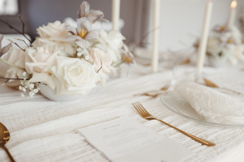 Simple Eleganz trifft bei dieser Hochzeit auf gekonnten Minimalismus und zartem Weiß und Creme Minimalistische Hochzeit