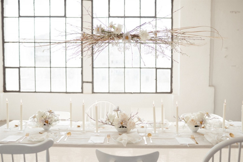 Simple Eleganz trifft bei dieser Hochzeit auf gekonnten Minimalismus und zartem Weiß und Creme Minimalistische Hochzeit