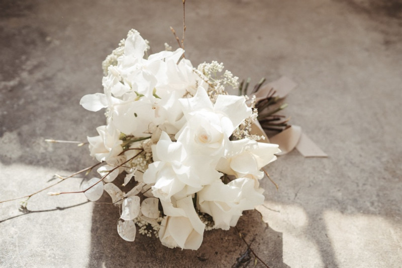 Simple Eleganz trifft bei dieser Hochzeit auf gekonnten Minimalismus und zartem Weiß und Creme