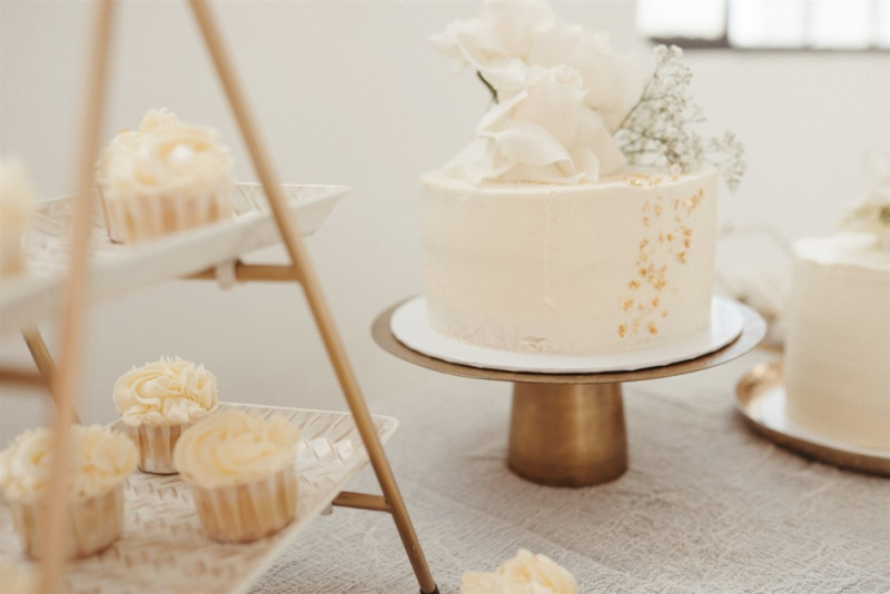 Simple Eleganz trifft bei dieser Hochzeit auf gekonnten Minimalismus und zartem Weiß und Creme