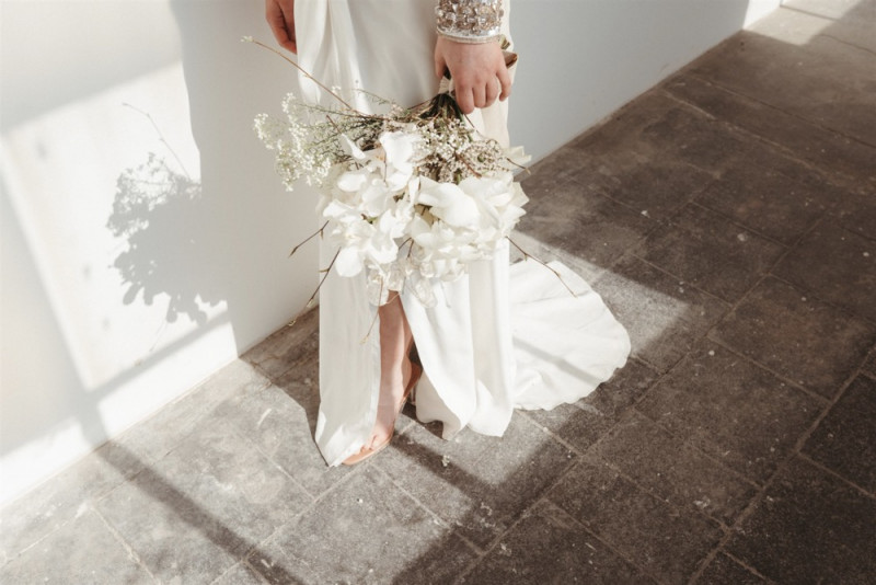 Simple Eleganz trifft bei dieser Hochzeit auf gekonnten Minimalismus und zartem Weiß und Creme