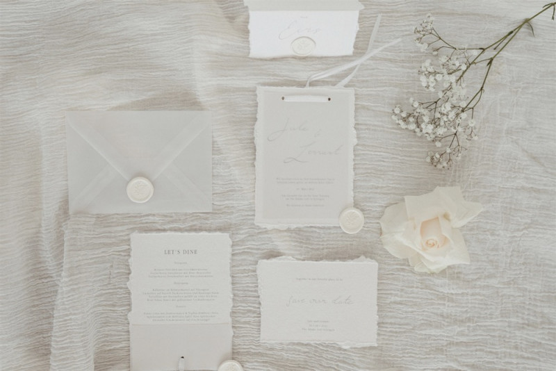 Simple Eleganz trifft bei dieser Hochzeit auf gekonnten Minimalismus und zartem Weiß und Creme Minimalistische Hochzeit, Hochzeitspapeterie