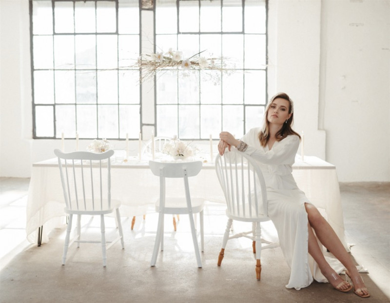 Simple Eleganz trifft bei dieser Hochzeit auf gekonnten Minimalismus und zartem Weiß und Creme Minimalistische Hochzeit