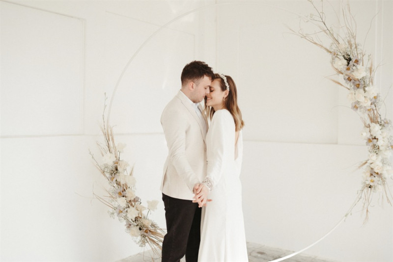 Simple Eleganz trifft bei dieser Hochzeit auf gekonnten Minimalismus und zartem Weiß und Creme Minimalistische Hochzeit,