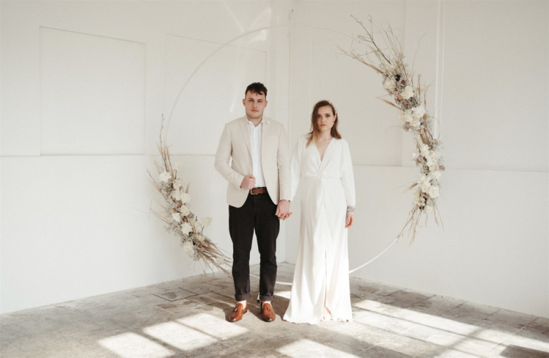 Simple Eleganz trifft bei dieser Hochzeit auf gekonnten Minimalismus und zartem Weiß und Creme