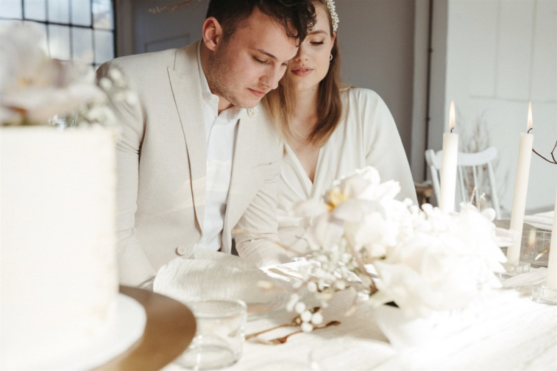 Simple Eleganz trifft bei dieser Hochzeit auf gekonnten Minimalismus und zartem Weiß und Creme