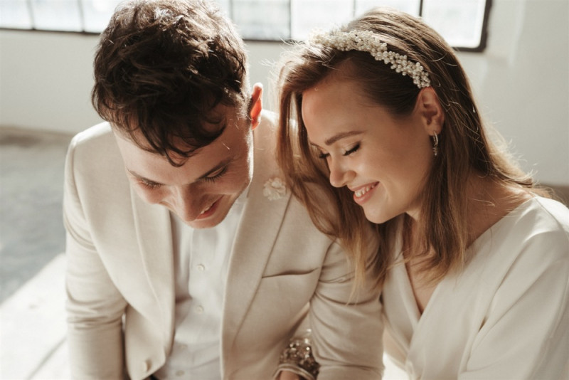 Simple Eleganz trifft bei dieser Hochzeit auf gekonnten Minimalismus und zartem Weiß und Creme Minimalistische Hochzeit