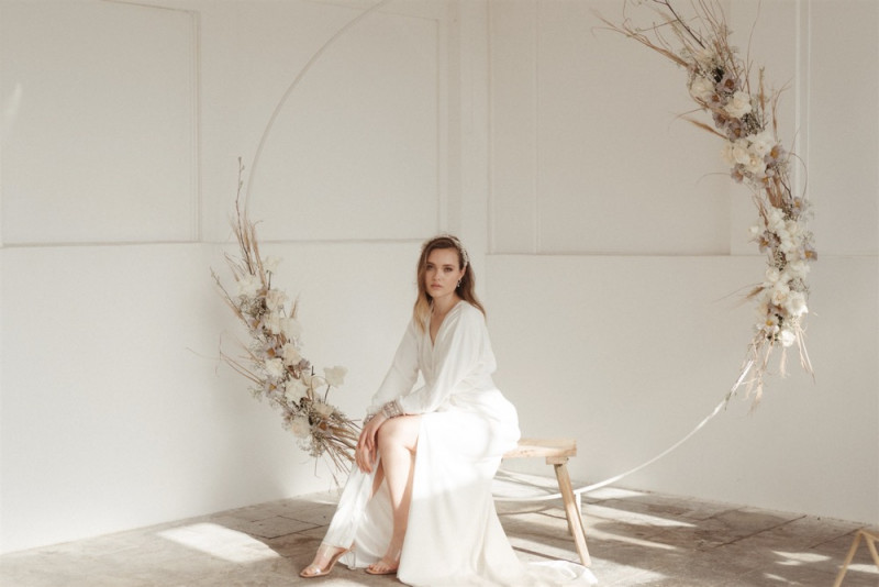 Simple Eleganz trifft bei dieser Hochzeit auf gekonnten Minimalismus und zartem Weiß und Creme Minimalistische Hochzeit