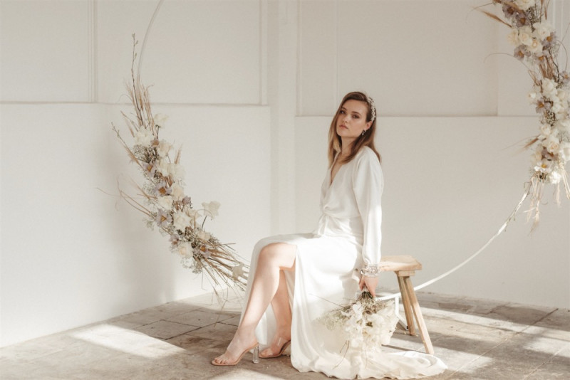 Simple Eleganz trifft bei dieser Hochzeit auf gekonnten Minimalismus und zartem Weiß und Creme