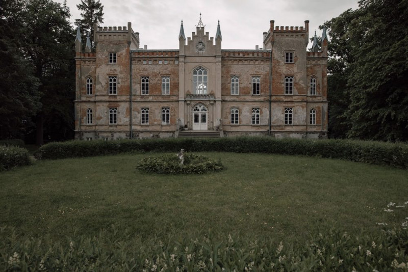 Eine moderne Hochzeit im Renaissance Stil im Herrenhaus Vogelsang in Sandfarben und Grau-Blautönen