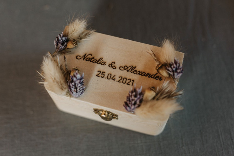 Alpaca meets Fine Art Wedding - Inspiration einer rustikalen Bohohochzeit im Fine Art Wedding Stil mit sommerlichen Pastelltoenen Ringbox Holz, Ringbox Trauung, Ringkissen, Trauung