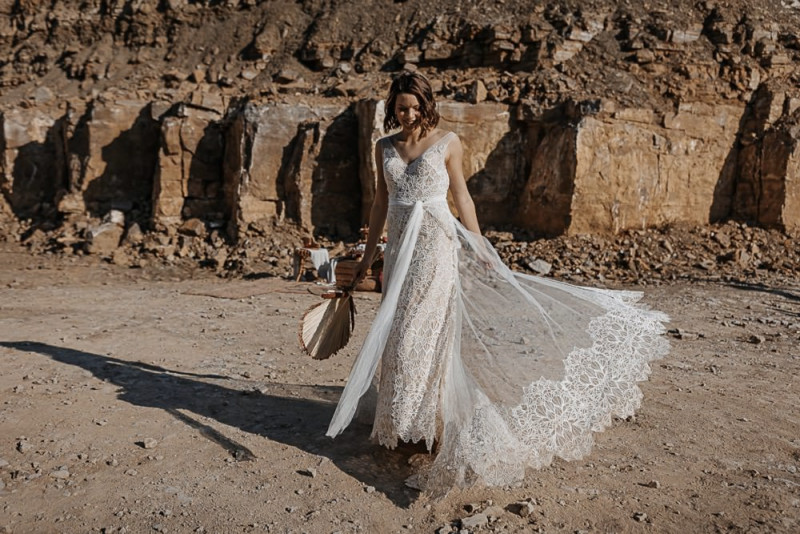 Eine intime Hochzeit wie in Marokko in Sand, Orange und Dunkelrot