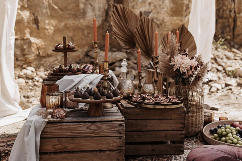 Eine intime Hochzeit wie in Marokko in Sand, Orange und Dunkelrot Marokkanischer Sweet Table, Sweet table Hochzeit, Hochzeitstorte