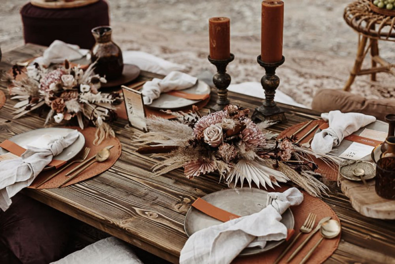 Eine intime Hochzeit wie in Marokko in Sand, Orange und Dunkelrot