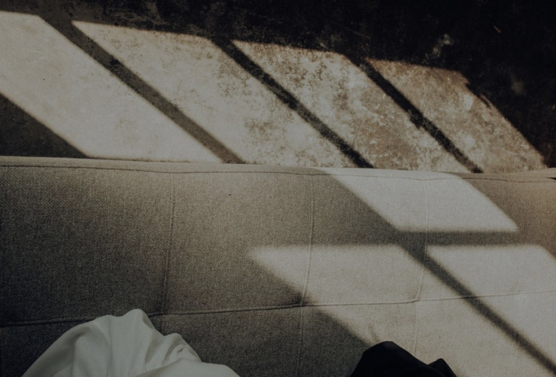 Diese Industrial Hochzeit verzaubert im modern-eleganten Look in Schwarz, Weiß und Gold