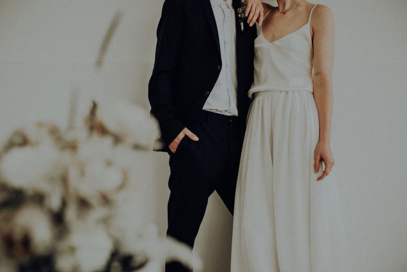 Diese Industrial Hochzeit verzaubert im modern-eleganten Look in Schwarz, Weiß und Gold