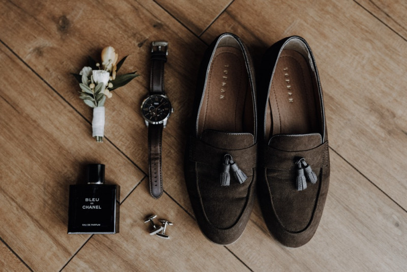 Eine sommerliche Bohohochzeit in warmen Gelbtönen mit rustikalen Akzenten in der Festscheune des Hof Frien