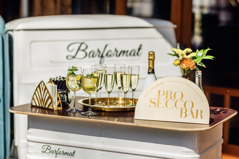 Eine sommerliche Bohohochzeit in warmen Gelbtönen mit rustikalen Akzenten in der Festscheune des Hof Frien