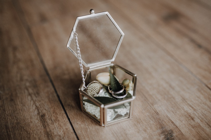 Eine sommerliche Bohohochzeit in warmen Gelbtönen mit rustikalen Akzenten in der Festscheune des Hof Frien Ringbox Trauung, Ringbox Glas, Ringkissen, Trauung