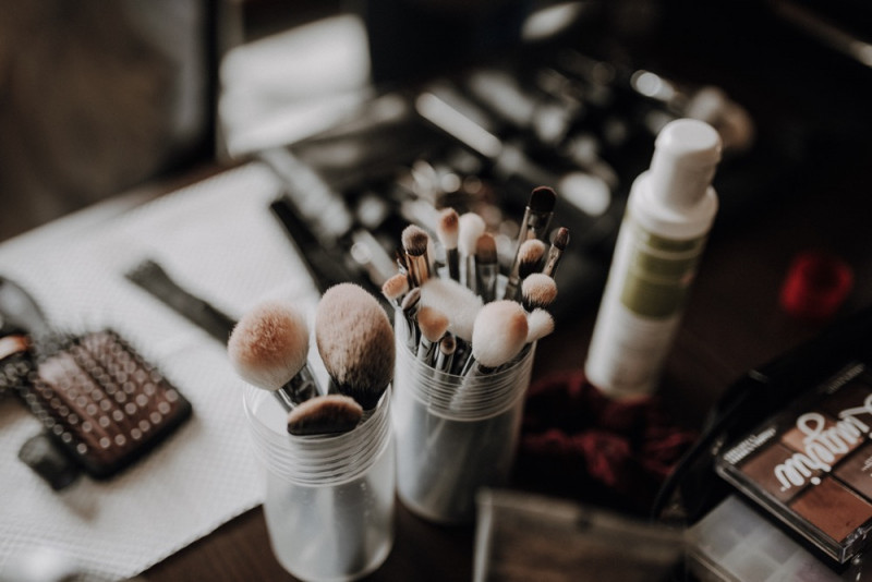 Eine sommerliche Bohohochzeit in warmen Gelbtönen mit rustikalen Akzenten in der Festscheune des Hof Frien