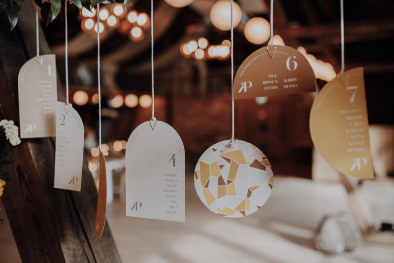 Eine sommerliche Bohohochzeit in warmen Gelbtönen mit rustikalen Akzenten in der Festscheune des Hof Frien