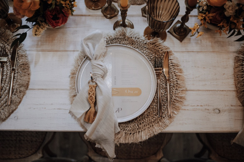 Eine sommerliche Bohohochzeit in warmen Gelbtönen mit rustikalen Akzenten in der Festscheune des Hof Frien