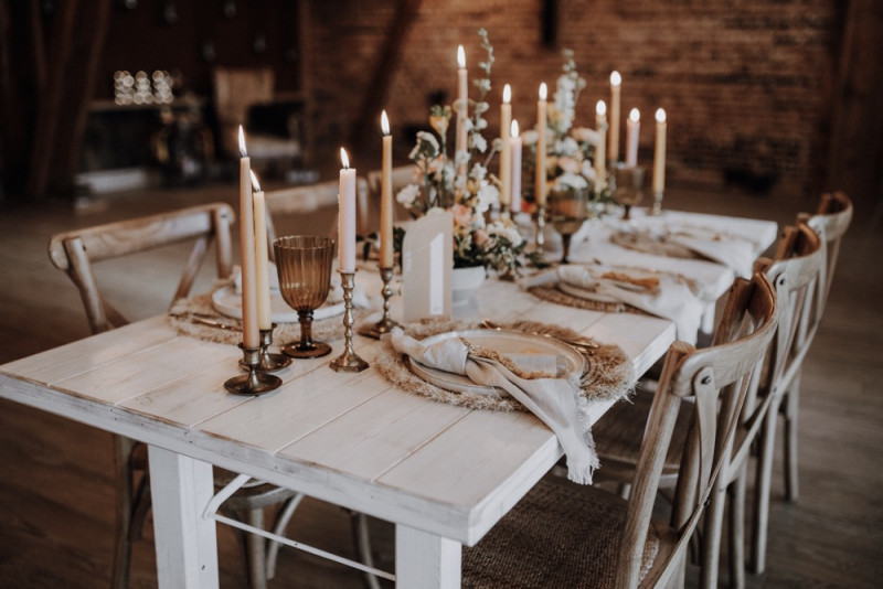 Eine sommerliche Bohohochzeit in warmen Gelbtönen mit rustikalen Akzenten in der Festscheune des Hof Frien