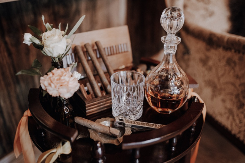 Eine sommerliche Bohohochzeit in warmen Gelbtönen mit rustikalen Akzenten in der Festscheune des Hof Frien