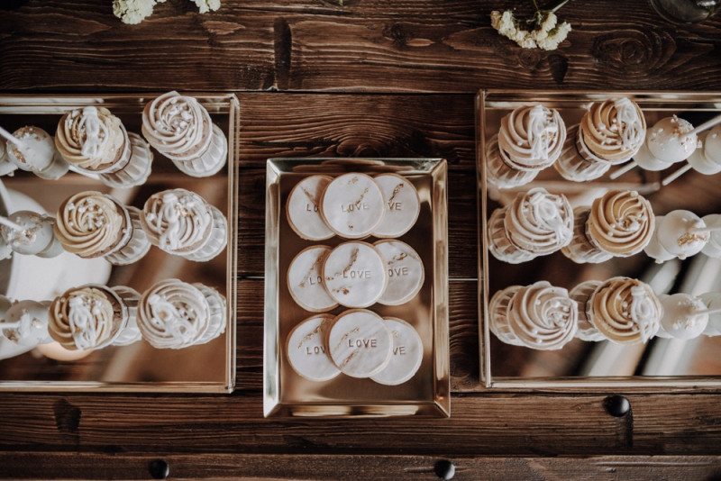 Eine sommerliche Bohohochzeit in warmen Gelbtönen mit rustikalen Akzenten in der Festscheune des Hof Frien