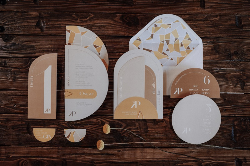 Eine sommerliche Bohohochzeit in warmen Gelbtönen mit rustikalen Akzenten in der Festscheune des Hof Frien