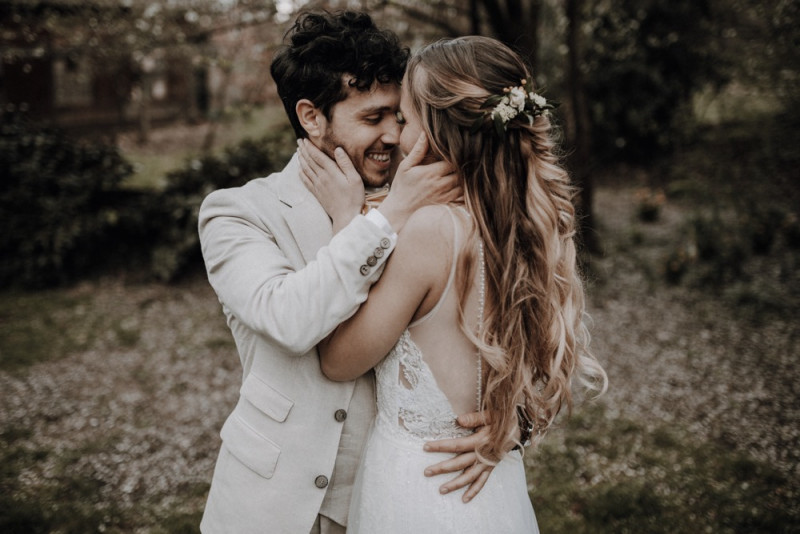 Eine sommerliche Bohohochzeit in warmen Gelbtönen mit rustikalen Akzenten in der Festscheune des Hof Frien